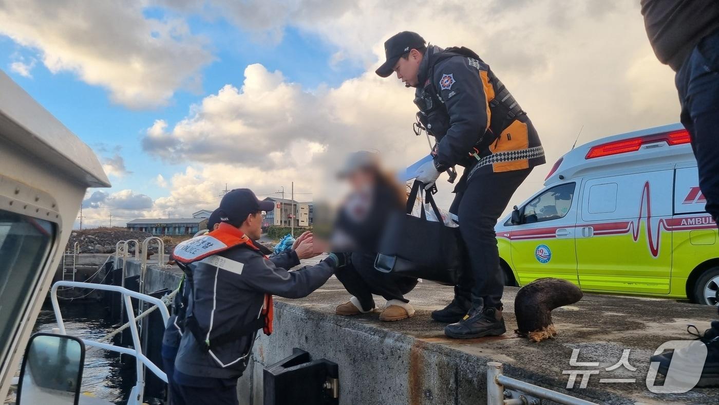 서귀포해경이 3일 오후 우도에서 발생한 영아 응급환자를 성산항에서 119에 인계하고 있다./뉴스1 