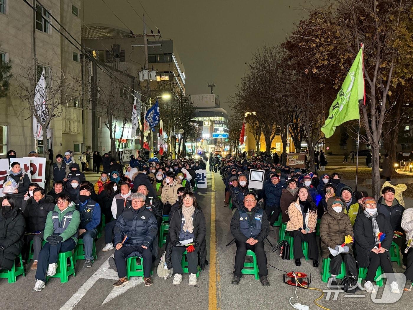 본문 이미지 - 3일 충북도청 앞에서 열린 충북민중대회&#40;독자 제공. 재판매 및 DB금지&#41;./뉴스1 