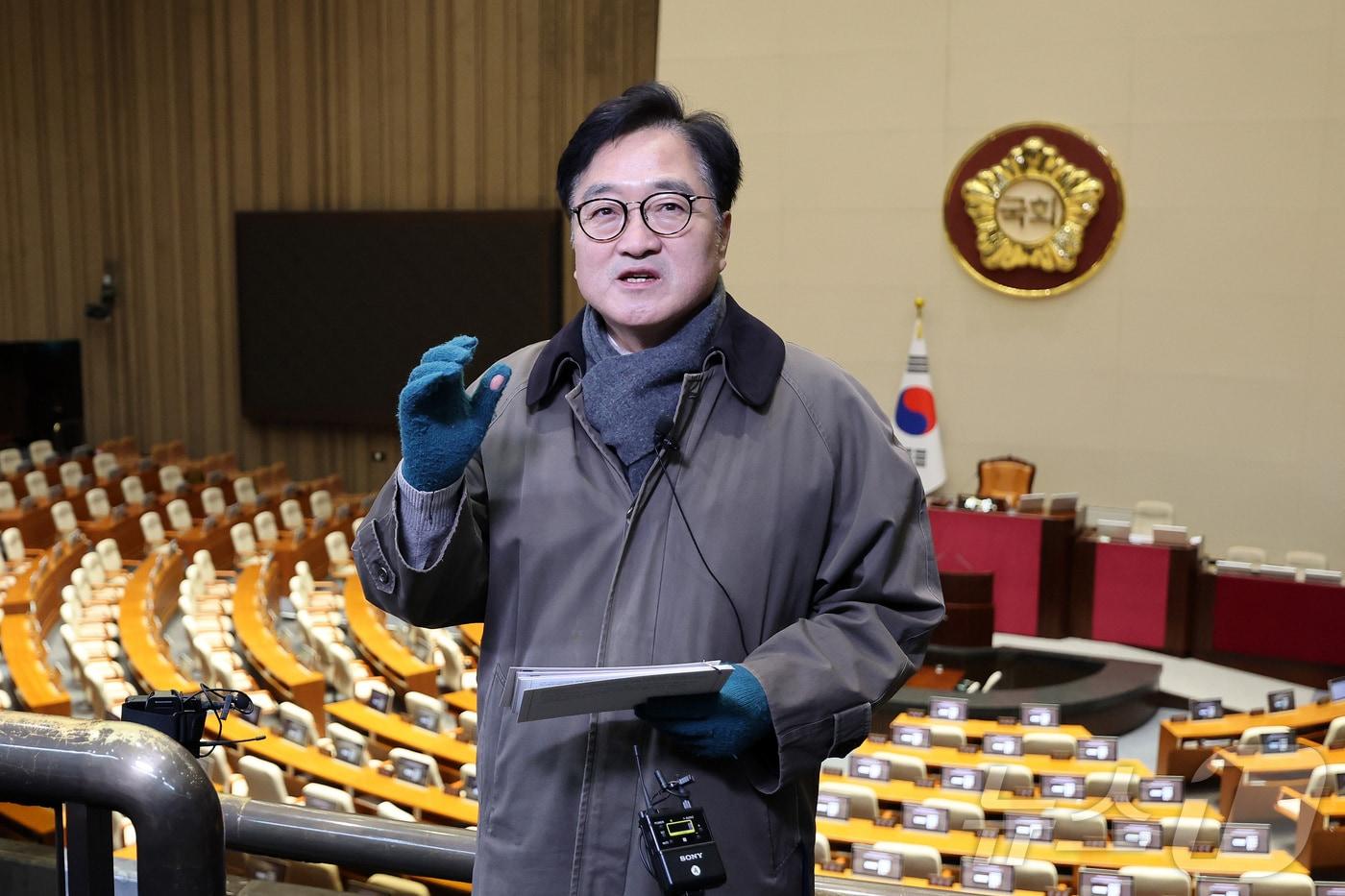 본문 이미지 - 우원식 국회의장이 3일 서울 여의도 국회에서 열린 '비상계엄 해제 1주년 기억행사' 다크투어에서 도슨트로 참여해 시민들과 함께 계엄 해제 표결을 이뤄낸 본회의장을 돌아보고 있다. 2025.12.3/뉴스1 ⓒ News1 국회사진기자단