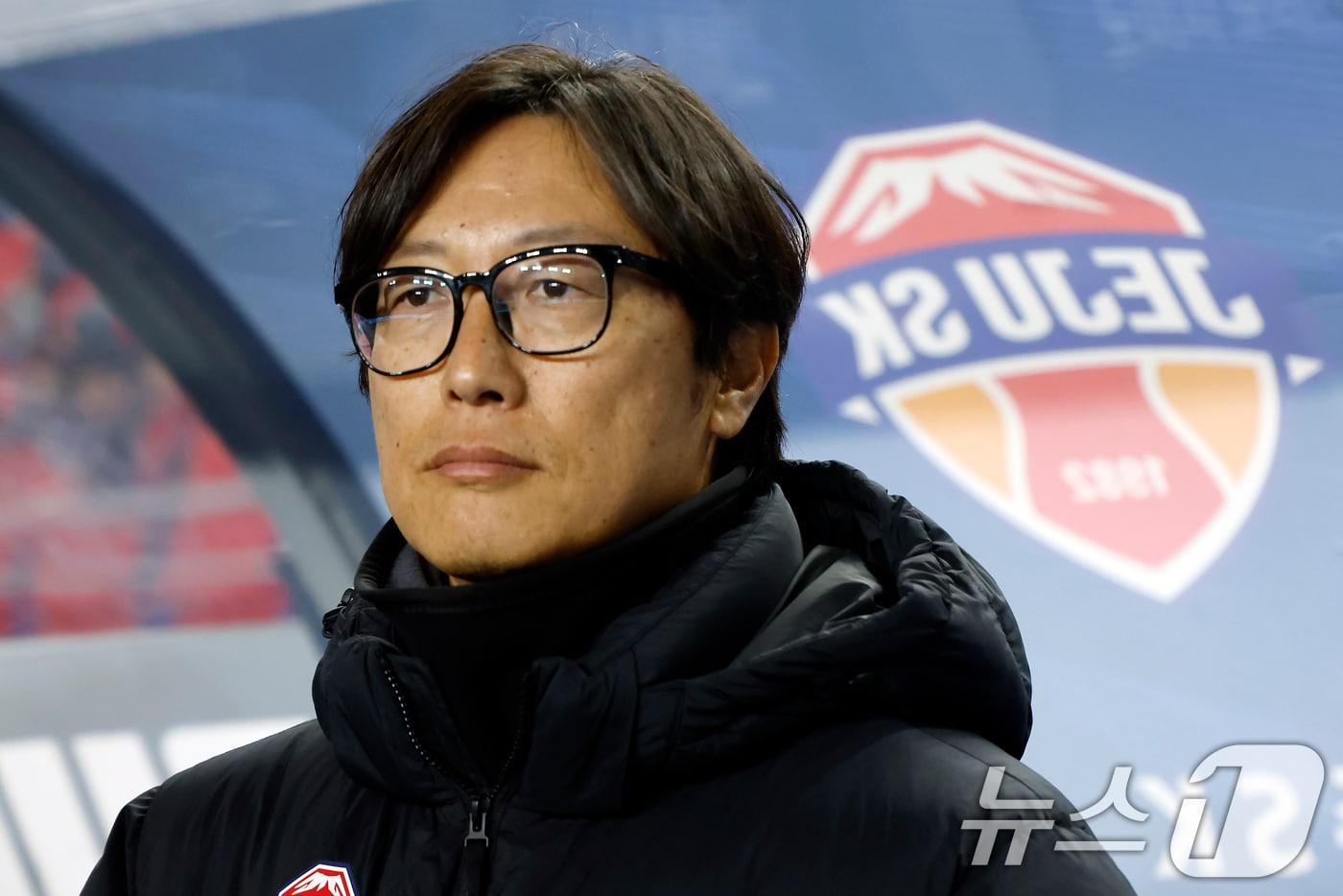 제주SK FC 김정수 감독대행이 3일 오후 경기도 수원시 팔달구 월드컵로 수원월드컵경기장에서 열린 하나은행 K리그 승강 플레이오프 2025 1차전 수원삼성과 제주SK의 경기에서 피치를 바라보고 있다. 2025.12.3/뉴스1 ⓒ News1 박정호 기자