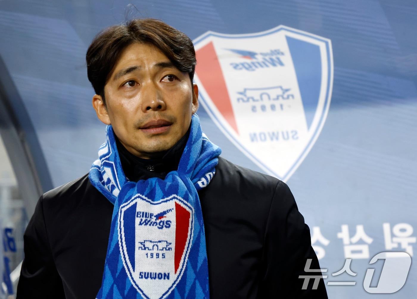 본문 이미지 - 변성환 수원삼성 감독이 3일 오후 경기도 수원시 팔달구 월드컵로 수원월드컵경기장에서 열린 하나은행 K리그 승강 플레이오프 2025 1차전 수원삼성과 제주SK의 경기에서 피치를 바라보고 있다. 2025.12.3/뉴스1 ⓒ News1 박정호 기자