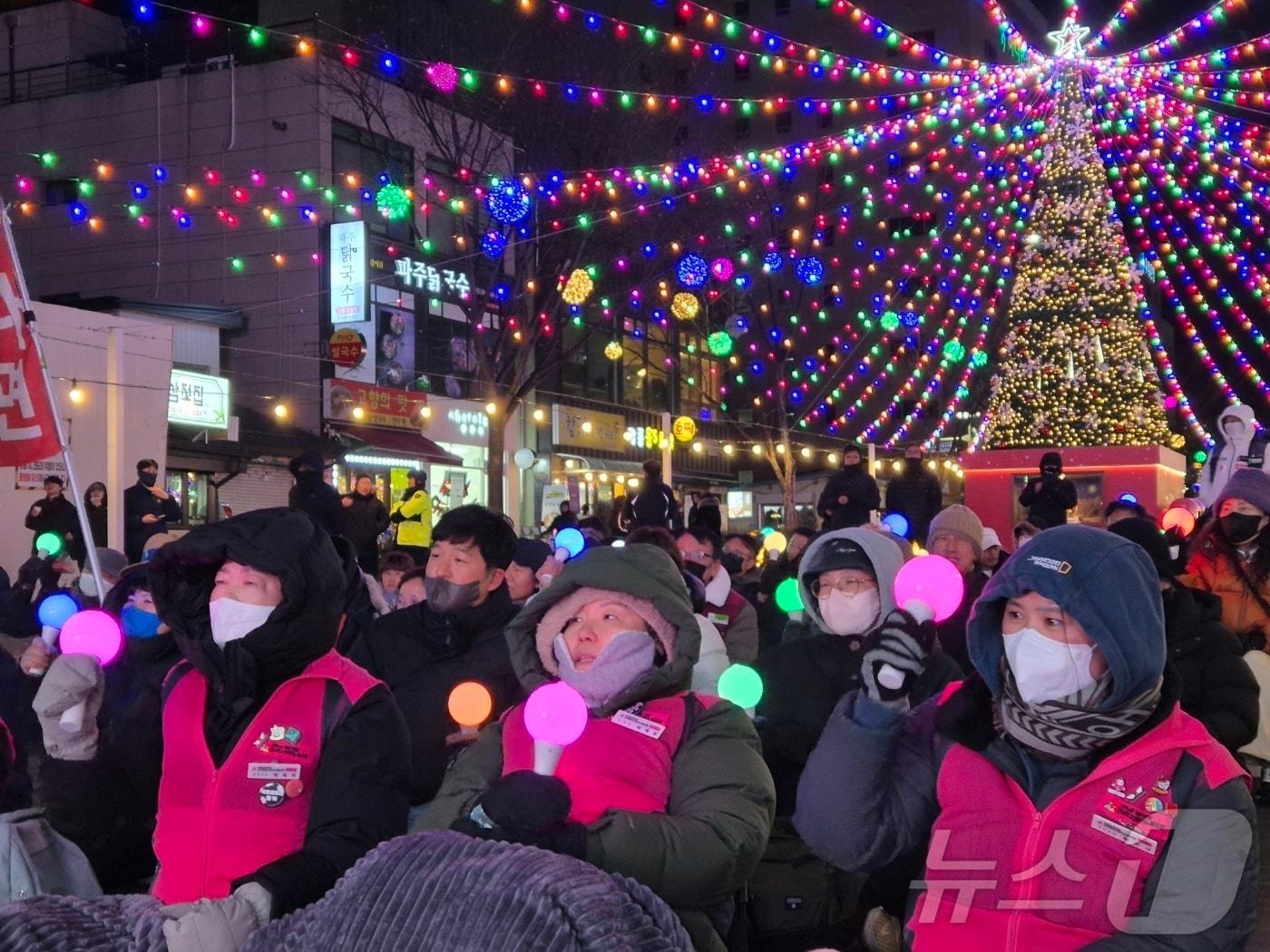 본문 이미지 - 12·3 비상계엄 1년을 맞은 3일 강원 강릉시 강릉월화거리에서 열린 강릉촛불 집회에 참석한 시민들이 응원봉을 들고 있다. 2025.12.3/뉴스1 ⓒ News1 윤왕근 기자