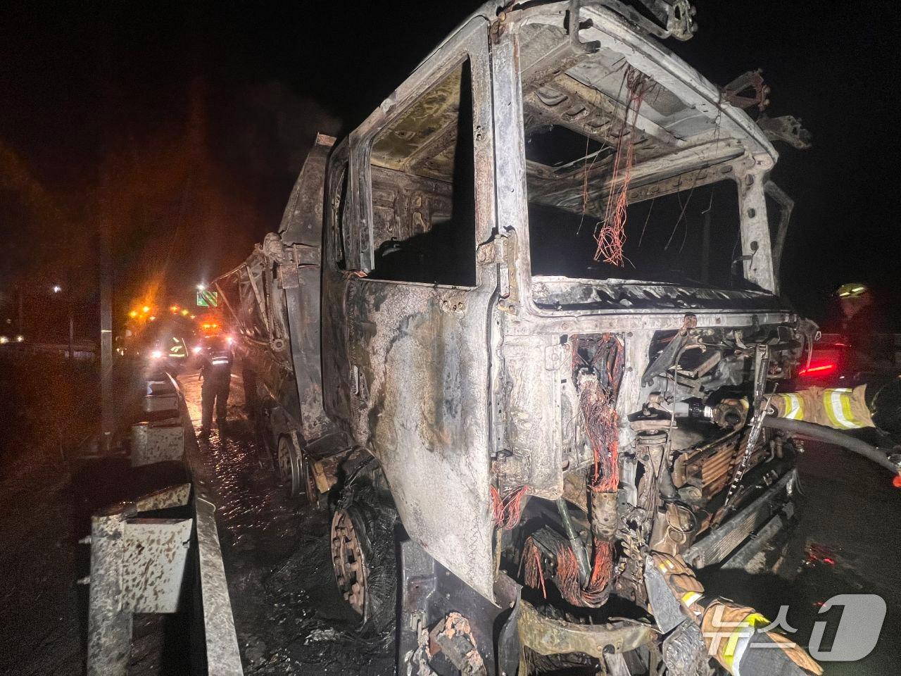 본문 이미지 - 화재 현장. &#40;경기도소방재난본부 제공. 재판매 및 DB 금지&#41; 2025.12.3/뉴스1