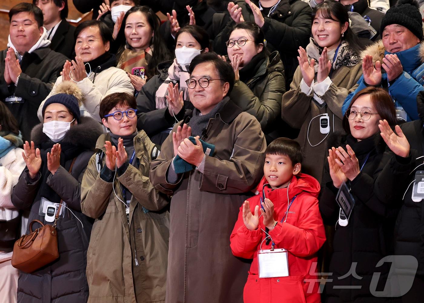 본문 이미지 - 우원식 국회의장이 12·3 비상계엄 1년을 맞은 3일 서울 여의도 국회에서 ‘그날 12.3 다크투어’에 참여한 시민들과 기념 촬영을 하고 있다. 2025.12.3/뉴스1 ⓒ News1 국회사진기자단