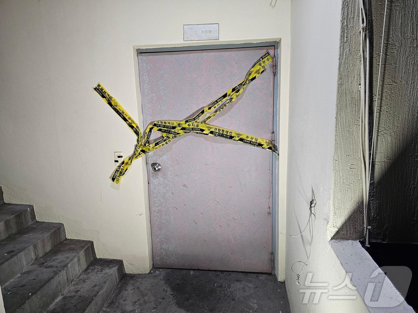 본문 이미지 - 3일 오후 경남 창원시 마산회원구 합성동 한 모텔에서 흉기 사건이 발생, 경찰이 현장을 통제하고 있다. 2025.12.3/뉴스1 ⓒ News1 박민석 기자