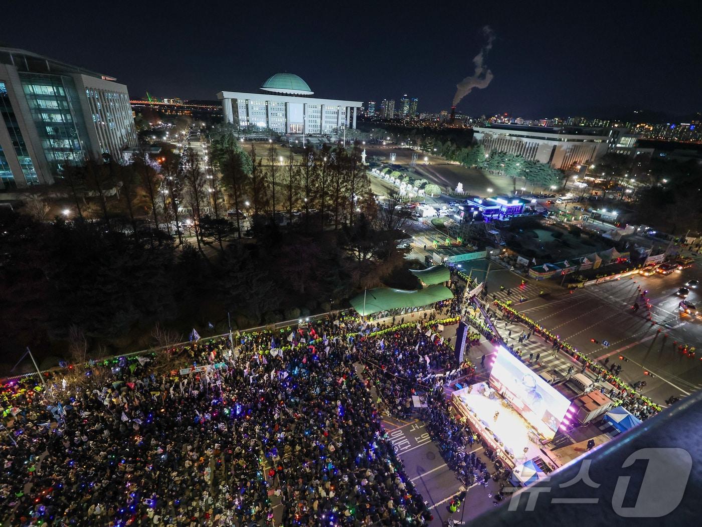 본문 이미지 - 12·3 비상계엄 1년을 맞은 3일 서울 여의도 국회 앞에서 열린 '12·3 내란외환 청산과 종식, 사회대개혁 시민대행진'에 참석한 국회의원들과 시민들이 응원봉을 들고 있다. 2025.12.3 ⓒ 뉴스1 황기선 기자