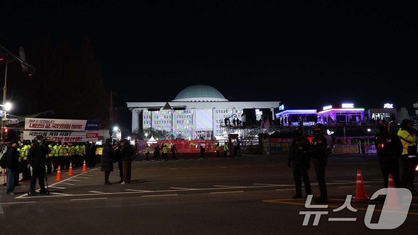 12·3 비상계엄 1년을 맞은 3일 서울 여의도 국회 앞에서 '12·3 내란외환 청산과 종식, 사회대개혁 시민대행진'이 열린 가운데 경찰들이 경계 근무를 서고 있다. 이날 이재명 대통령이 행진에 참석할 예정이었으나 경호 사정으로 최종 불참을 결정했다. 2025.12.3/뉴스1 ⓒ News1 박지혜 기자