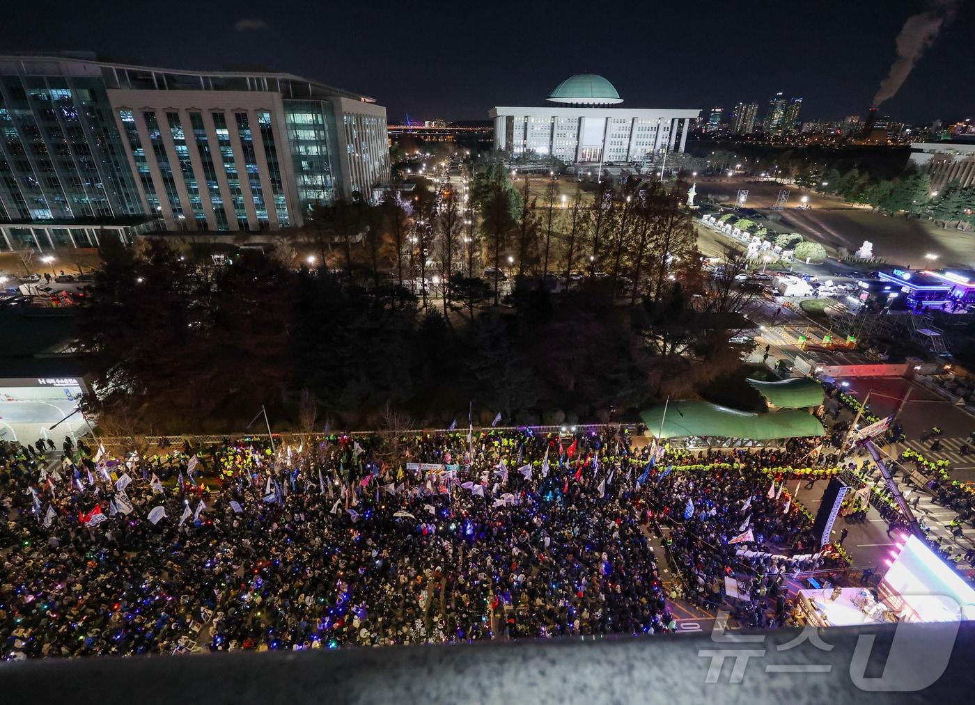 본문 이미지 - 12·3 비상계엄 1년을 맞은 3일 서울 여의도 국회 앞에서 열린 &#39;12·3 내란외환 청산과 종식, 사회대개혁 시민대행진&#39;에 참석한 시민들이 응원봉을 들고 있다. 2025.12.3/뉴스1 ⓒ News1 황기선 기자