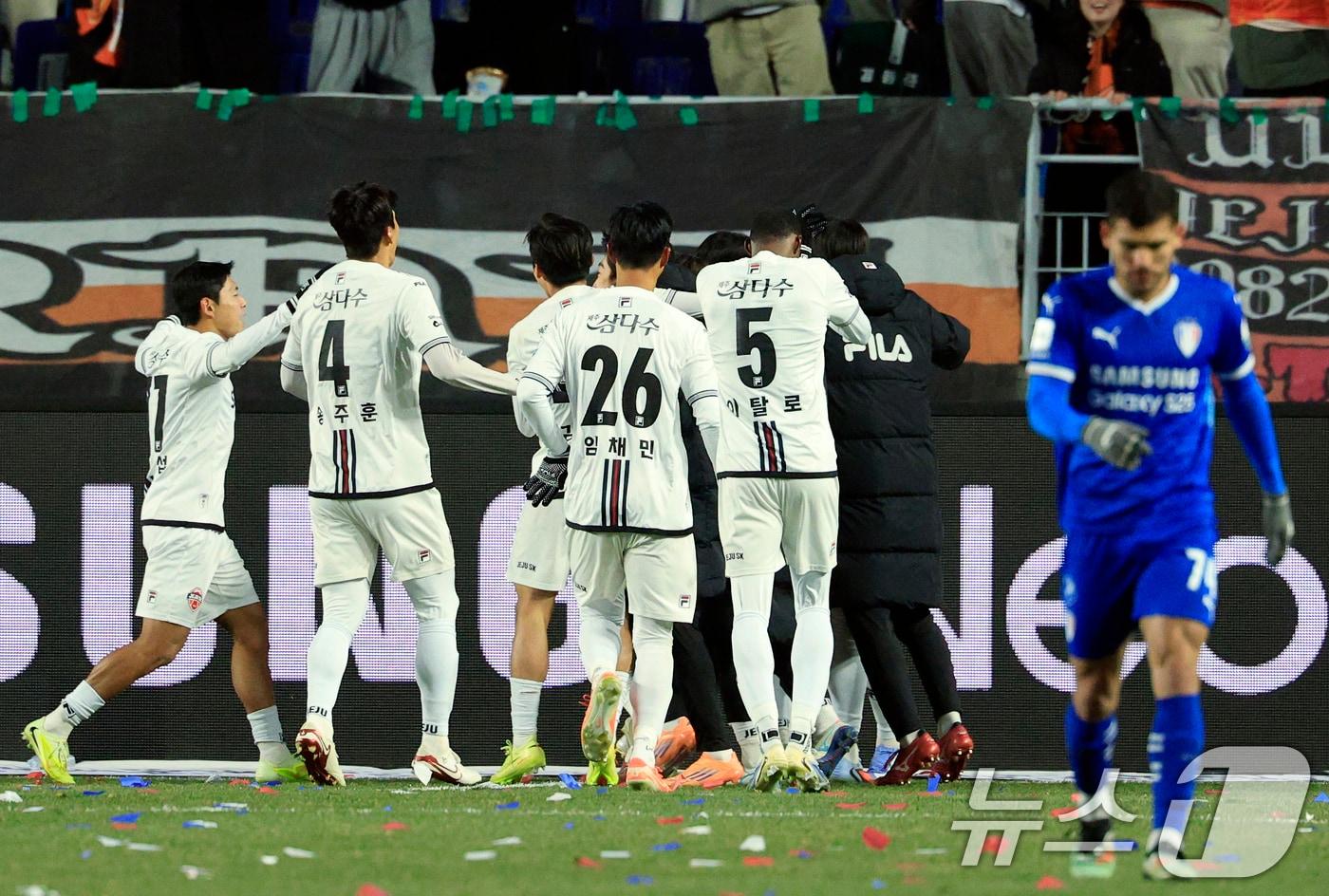 3일 오후 경기도 수원시 팔달구 월드컵로 수원월드컵경기장에서 열린 하나은행 K리그 승강 플레이오프 2025 1차전 수원삼성과 제주SK의 경기에서 후반 PK 선제골을 터트린 제주 유리 조나탄이 동료들과 기쁨을 나누고 있다. 2025.12.3/뉴스1 ⓒ News1 박정호 기자