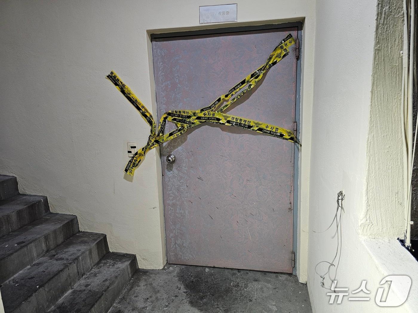 본문 이미지 - 3일 오후 5시 5분쯤 창원시 마산회원구 합성동의 한 모텔에서 흉기 난동 사건이 발생했다. 사진은 사건 현장에 폴리스 라인이 쳐진 모습. 2025.12.3 ⓒ 뉴스1 박민석 기자