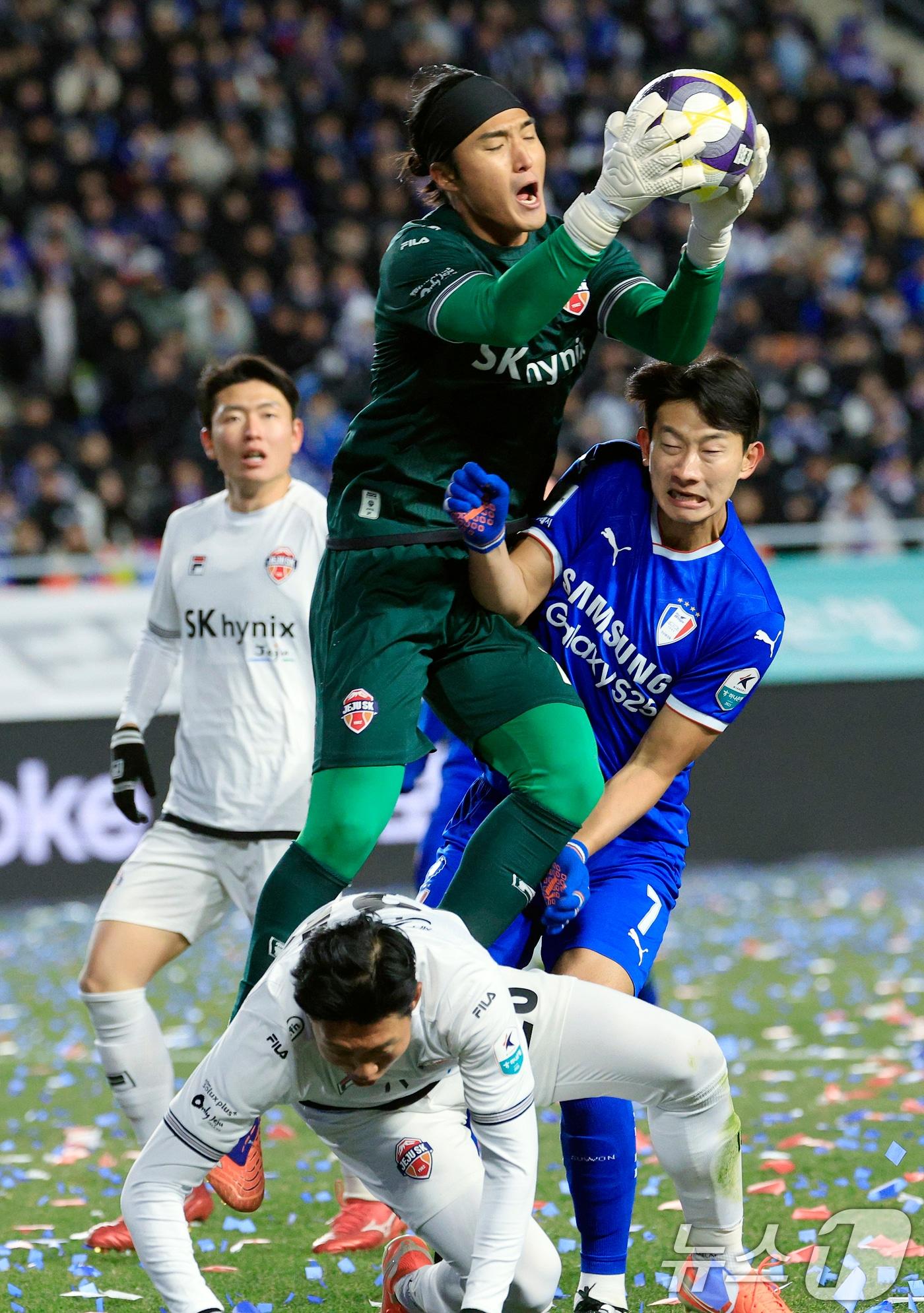 본문 이미지 - 3일 오후 경기도 수원시 팔달구 월드컵로 수원월드컵경기장에서 열린 하나은행 K리그 승강 플레이오프 2025 1차전 수원삼성과 제주SK의 경기에서 제주 김동준 골키퍼가 수원 김현에 앞서 볼을 잡아내고 있다. 2025.12.3/뉴스1 ⓒ News1 박정호 기자