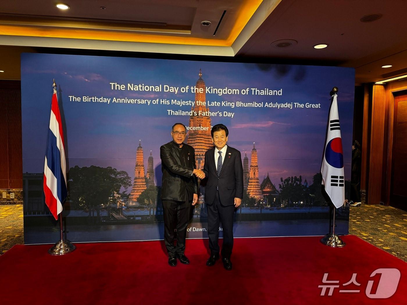본문 이미지 - 정동영 통일부 장관은 3일 서울 롯데호텔에서 열린 &#39;태국 국경일&#39; 리셉션에 참석해 타니 쌩랏 주한 태국 대사와 만났다 &#40;통일부 제공&#41;