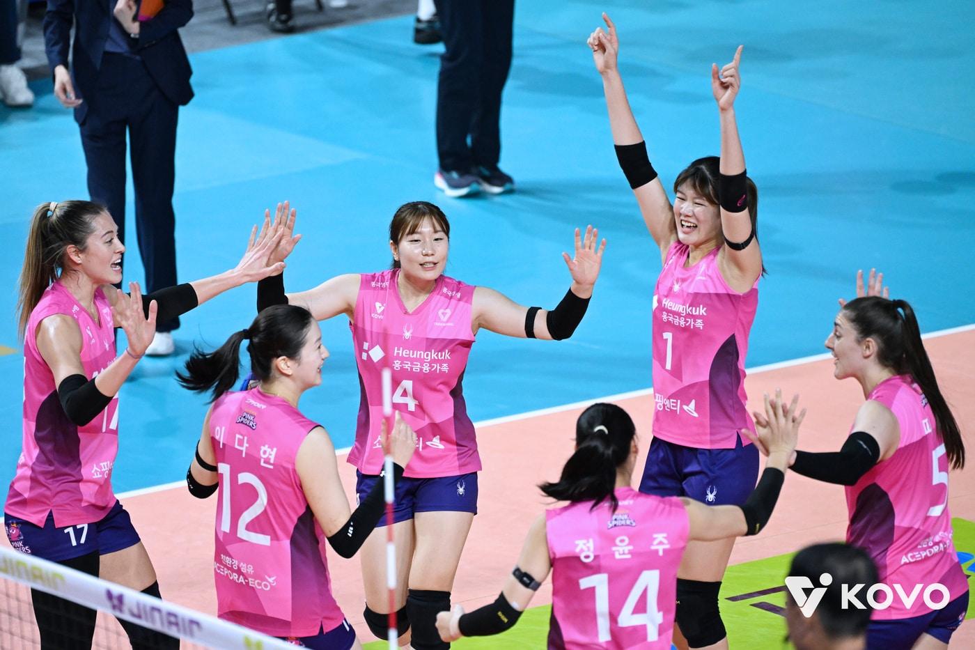 흥국생명이 한국도로공사에 대역전극을 벌이며 연승을 저지했다. &#40;KOVO 제공&#41;