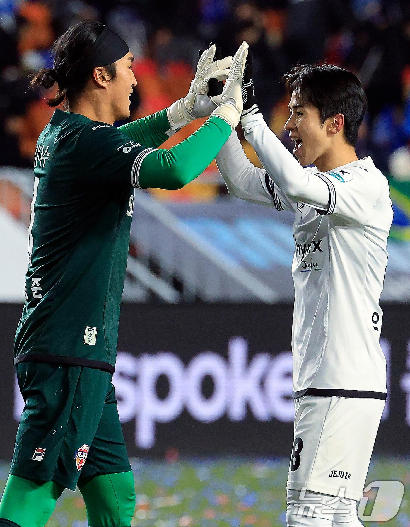 본문 이미지 - 3일 오후 경기도 수원시 팔달구 월드컵로 수원월드컵경기장에서 열린 하나은행 K리그 승강 플레이오프 2025 1차전 수원삼성과 제주SK의 경기에서 1대0 승리를 거둔 제주의 김동준 골키퍼와 오재혁이 기쁨을 나누고 있다. 2025.12.3/뉴스1 ⓒ News1 박정호 기자