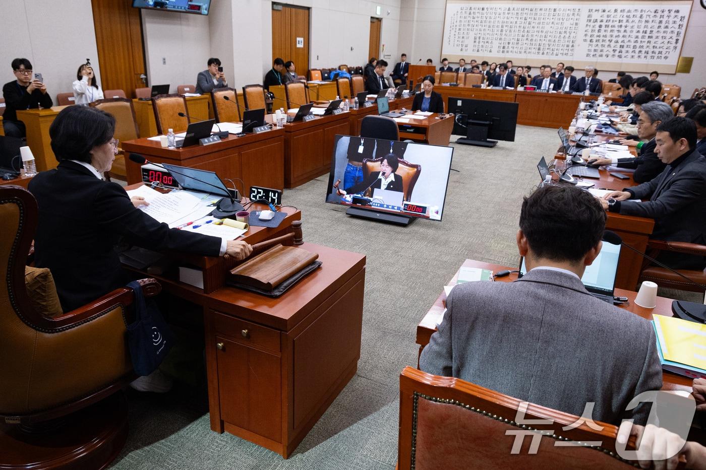 추미애 국회 법제사법위원장이 3일 서울 여의도 국회에서 열린 제429회 국회&#40;정기회&#41; 법제사법위원회 제16차 전체회의에서 의사봉을 두드리고 있다. 2025.12.3/뉴스1 ⓒ News1 유승관 기자