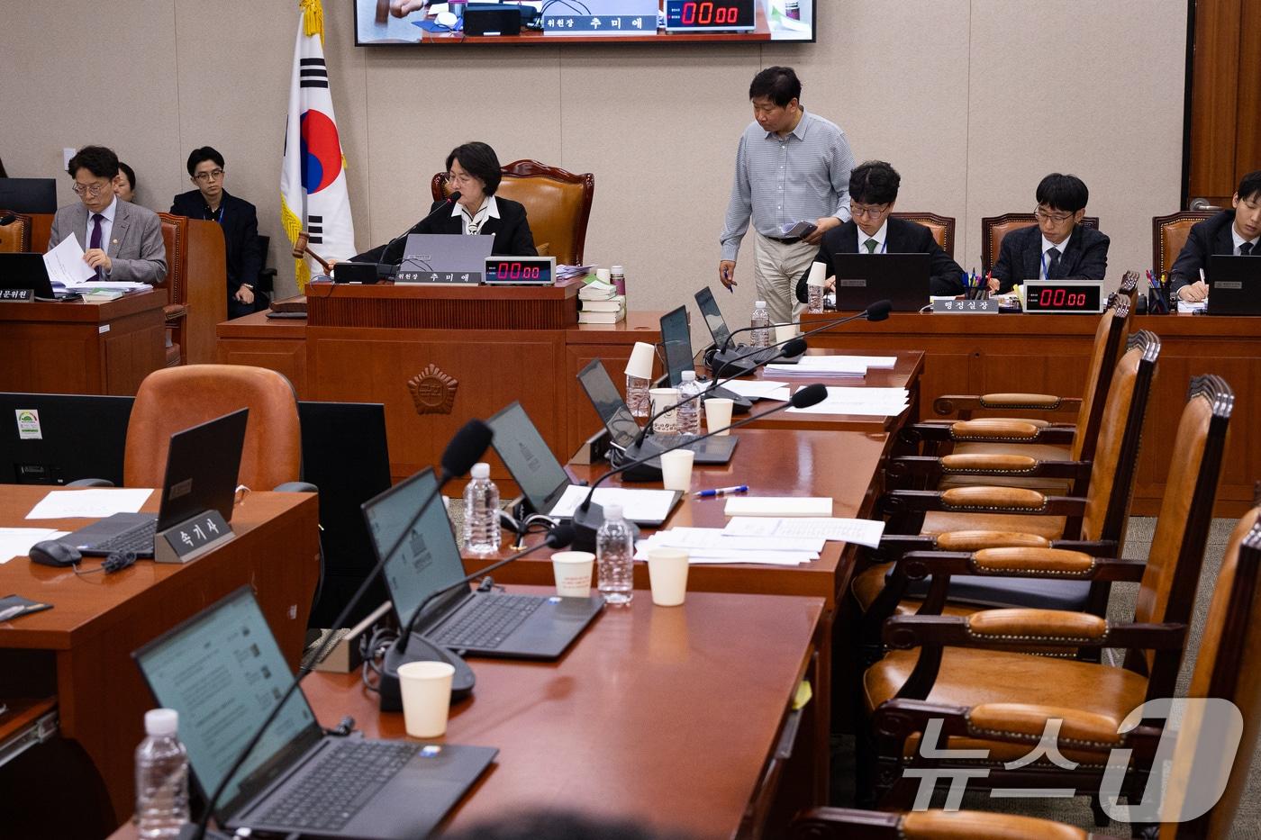 추미애 국회 법제사법위원장이 3일 서울 여의도 국회에서 열린 제429회 국회&#40;정기회&#41; 법제사법위원회 제16차 전체회의에서 의사봉을 두드리고 있다. 2025.12.3/뉴스1 ⓒ News1 유승관 기자