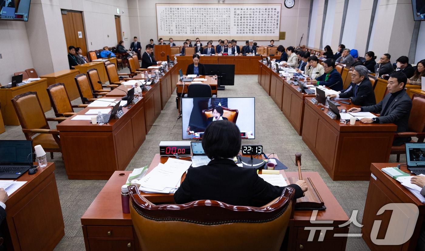 추미애 국회 법제사법위원장이 3일 서울 여의도 국회에서 열린 제429회 국회&#40;정기회&#41; 법제사법위원회 제16차 전체회의에서 내란재판부 설치법 통과를 알리고 있다. 2025.12.3/뉴스1 ⓒ News1 유승관 기자