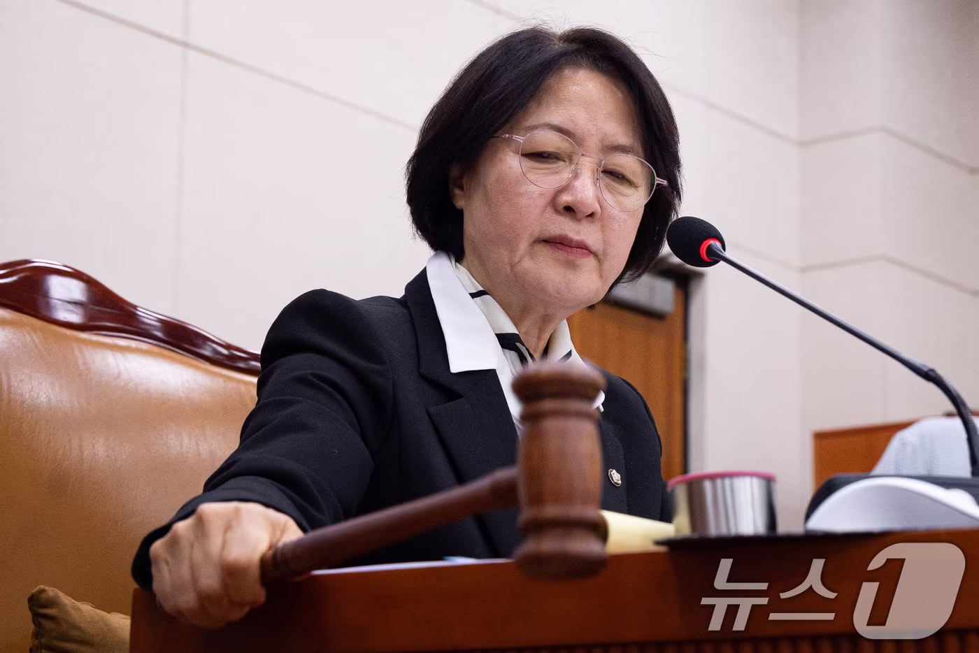 추미애 국회 법제사법위원장이 지난 3일 서울 여의도 국회에서 열린 제429회 국회&#40;정기회&#41; 법제사법위원회 제16차 전체회의에서 의사봉을 두드리고 있다. 2025.12.3/뉴스1 ⓒ News1 유승관 기자