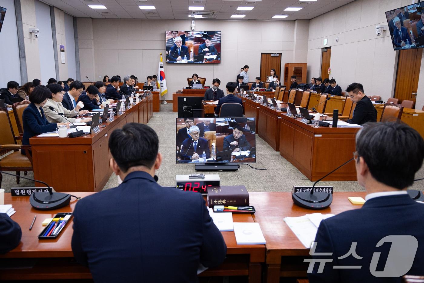 3일 서울 여의도 국회에서 열린 제429회 국회&#40;정기회&#41; 법제사법위원회 제16차 전체회의에서 국민의힘 위원들이 퇴장한 가운데 내란전담재판부 설치법 관련 질의가 이어지고 있다. 2025.12.3/뉴스1 ⓒ News1 유승관 기자