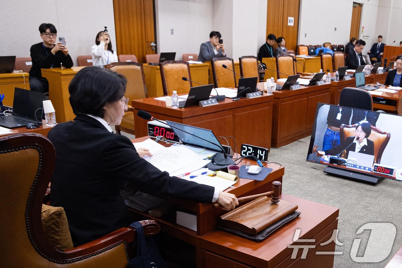 추미애 국회 법제사법위원장이 지난 3일 서울 여의도 국회에서 열린 제429회 국회&#40;정기회&#41; 법제사법위원회 제16차 전체회의에서 의사봉을 두드리고 있다. 2025.12.3/뉴스1 ⓒ News1 유승관 기자
