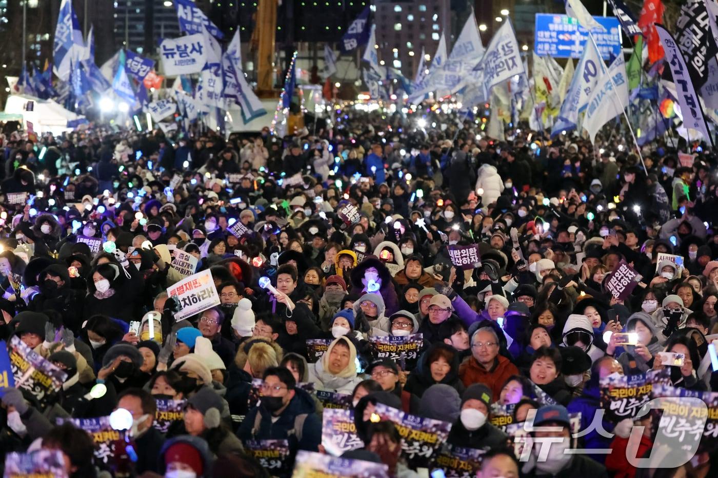 본문 이미지 - 12·3 비상계엄 1년을 맞은 3일 서울 여의도 국회 앞에서 열린 '12·3 내란외환 청산과 종식, 사회대개혁 시민대행진'에 참석한 시민들이 응원봉을 들고 있다. 2025.12.3 ⓒ 뉴스1 황기선 기자