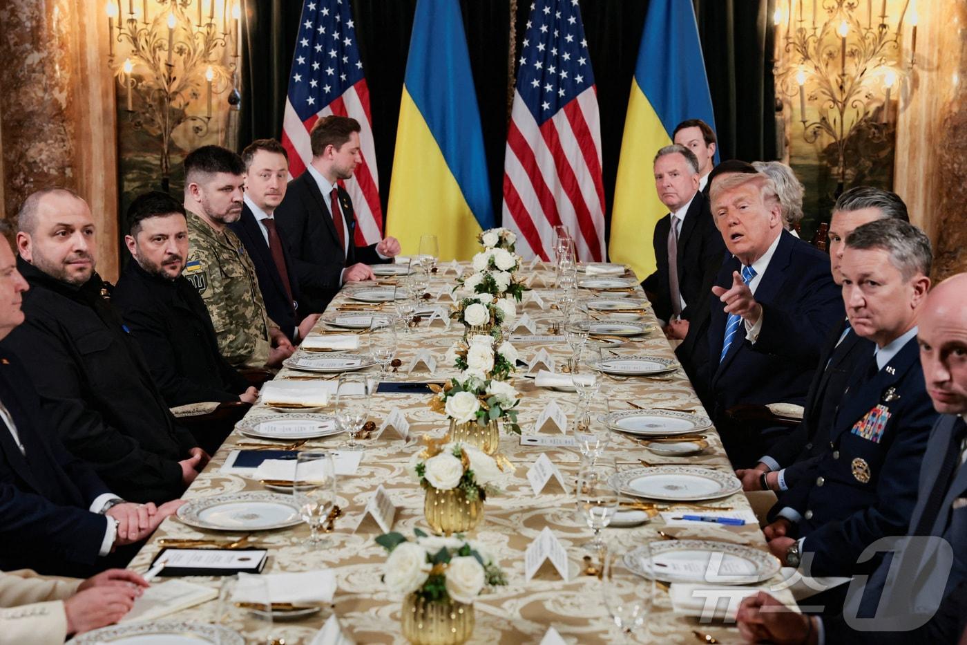 도널드 트럼프 미국 대통령은 28일(현지시간) 플로리다주 팜비치의 마러라고 리조트에서 볼로디미르 젤렌스키 우크라이나 대통령과 만나고 있다. 2025.12.28 ⓒ 로이터=뉴스1 ⓒ News1 김경민 기자