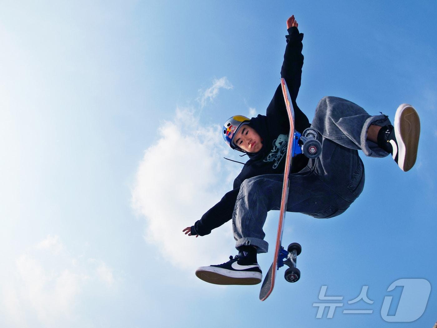 본문 이미지 - 대한민국 스케이트보드 국가대표 강준이가 서울 동작구 보라매공원에서 기술을 선보이고 있다. 2026.1.1/뉴스1 ⓒ News1 황기선 기자