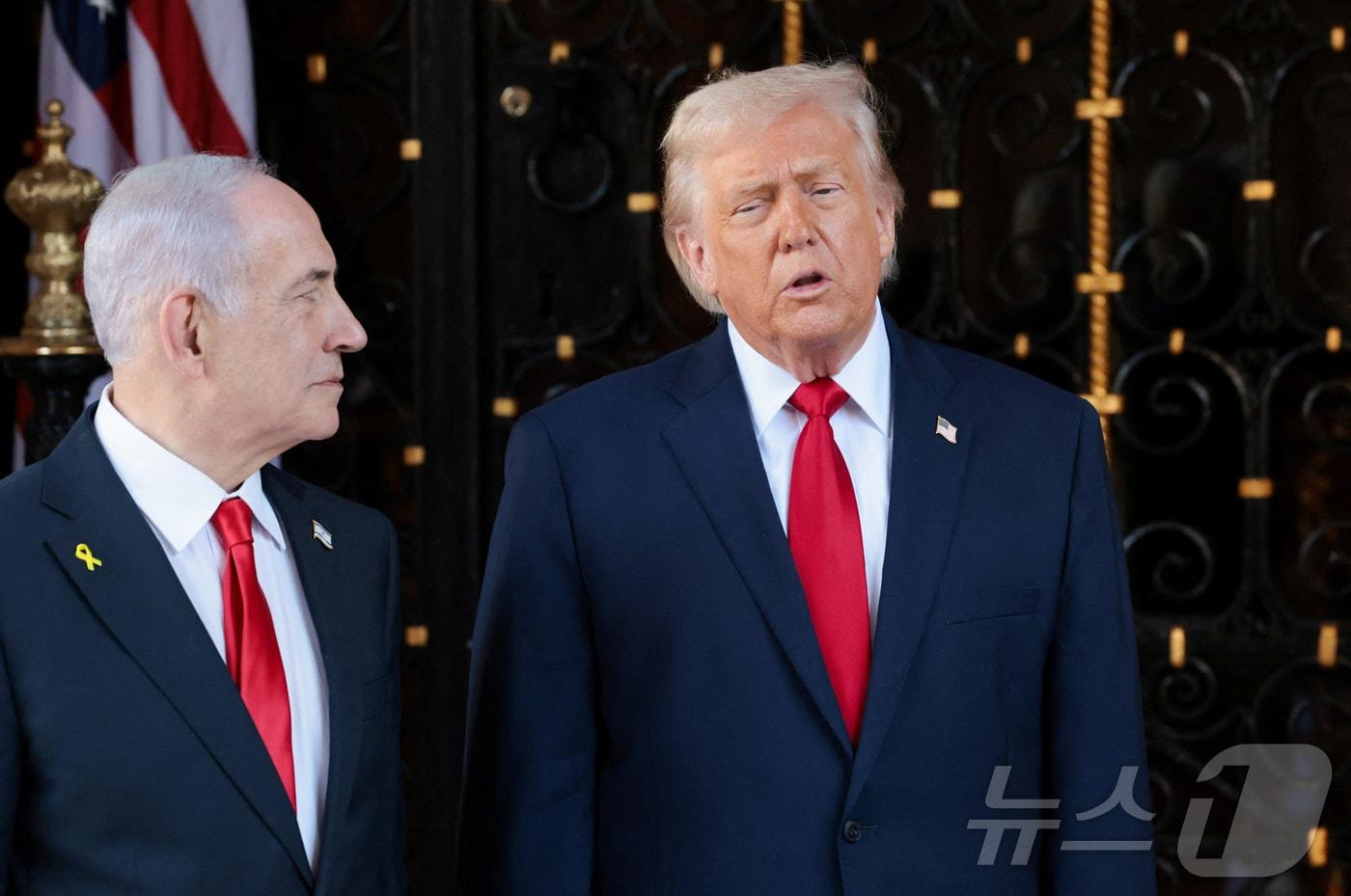 도널드 트럼프 미국 대통령이 29일(현지시간) 플로리다주 마러라고 리조트에서 베냐민 네타냐후 이스라엘 총리를 맞이하고 있다. 2025.12.29 ⓒ 로이터=뉴스1 ⓒ News1 국제부 공용 기자
