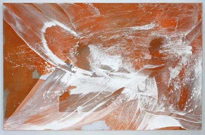 본문 이미지 - Daniel Lergon, Untitled, 2025, retroreflective pigment and cadmium orange in acrylic on earth on canvas, 160 x 250 cm (갤러리 레이지 마이크 제공)