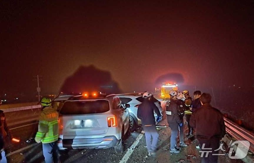 본문 이미지 - 지난 29일 우호 강원 횡성 영동고속도로 인천방향 3중 추돌사고 현장.(강원도소방본부 제공, 재판매 및 DB 금지) 2025.12.30/뉴스1