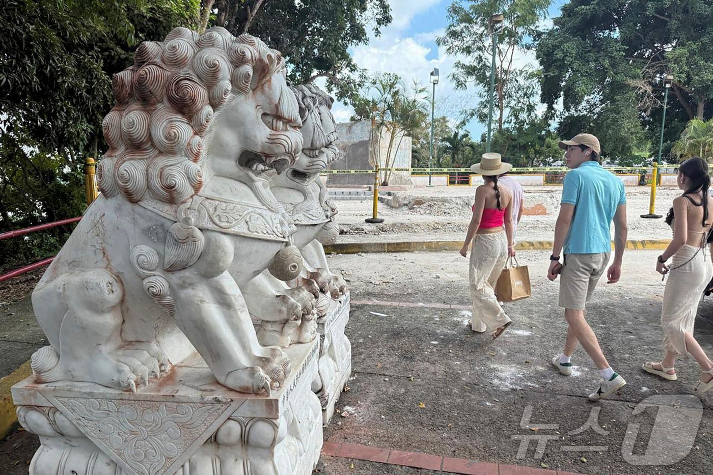 28일(현지시간) 파나마 아라이한에서 중국인 정착 기념 조형물이 철거된 장소에 사람들이 모여 있다. 2025.12.28. ⓒ AFP=뉴스1 ⓒ News1 이정환 기자
