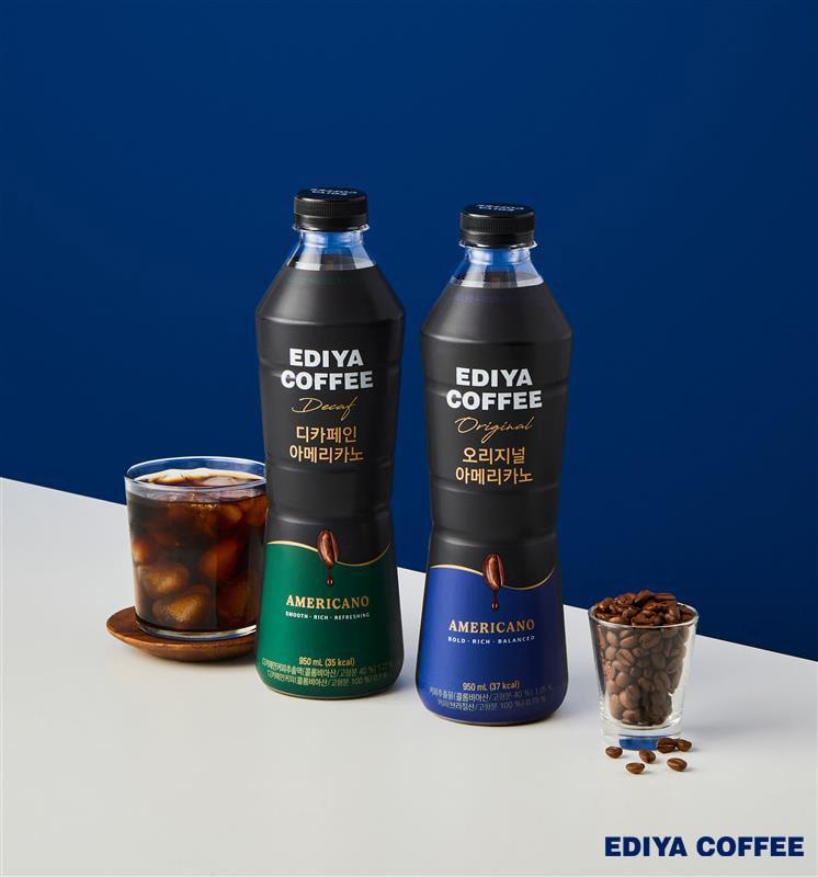 본문 이미지 - 바리스타 황금비율의 대용량 아메리카노 PET 커피 2종.(이디야커피 제공)
