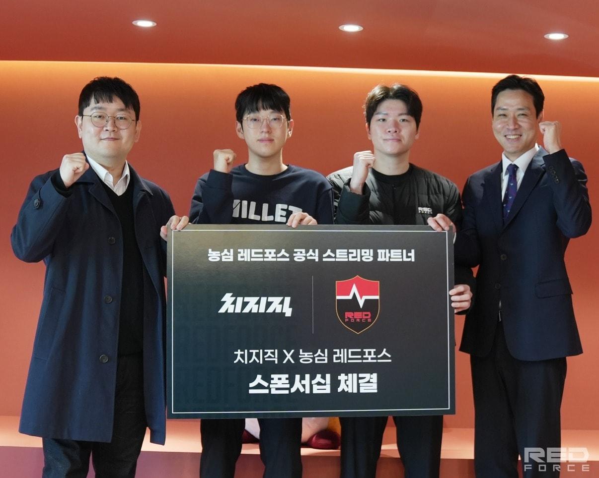 본문 이미지 - (왼쪽부터) 26일 서울 구로구에 위치한 농심이스포츠 사옥에서 오지환 농심이스포츠 대표, 농심레드포스 LoL 선수단 스카웃, 킹겐, 주건범 네이버 리더가 ‘공식 스트리밍 파트너십 체결식’을 진행했다.(네이버 제공)