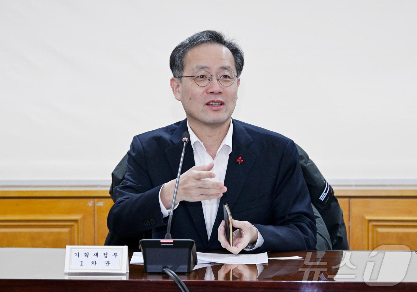 이형일 기획재정부 차관이 30일 오전 서울 중구 은행회관에서 열린 '시장상황점검회의'를 주재하고 있다. (기획재정부 제공 재판매 및 DB 금지) 2025.12.30/뉴스1