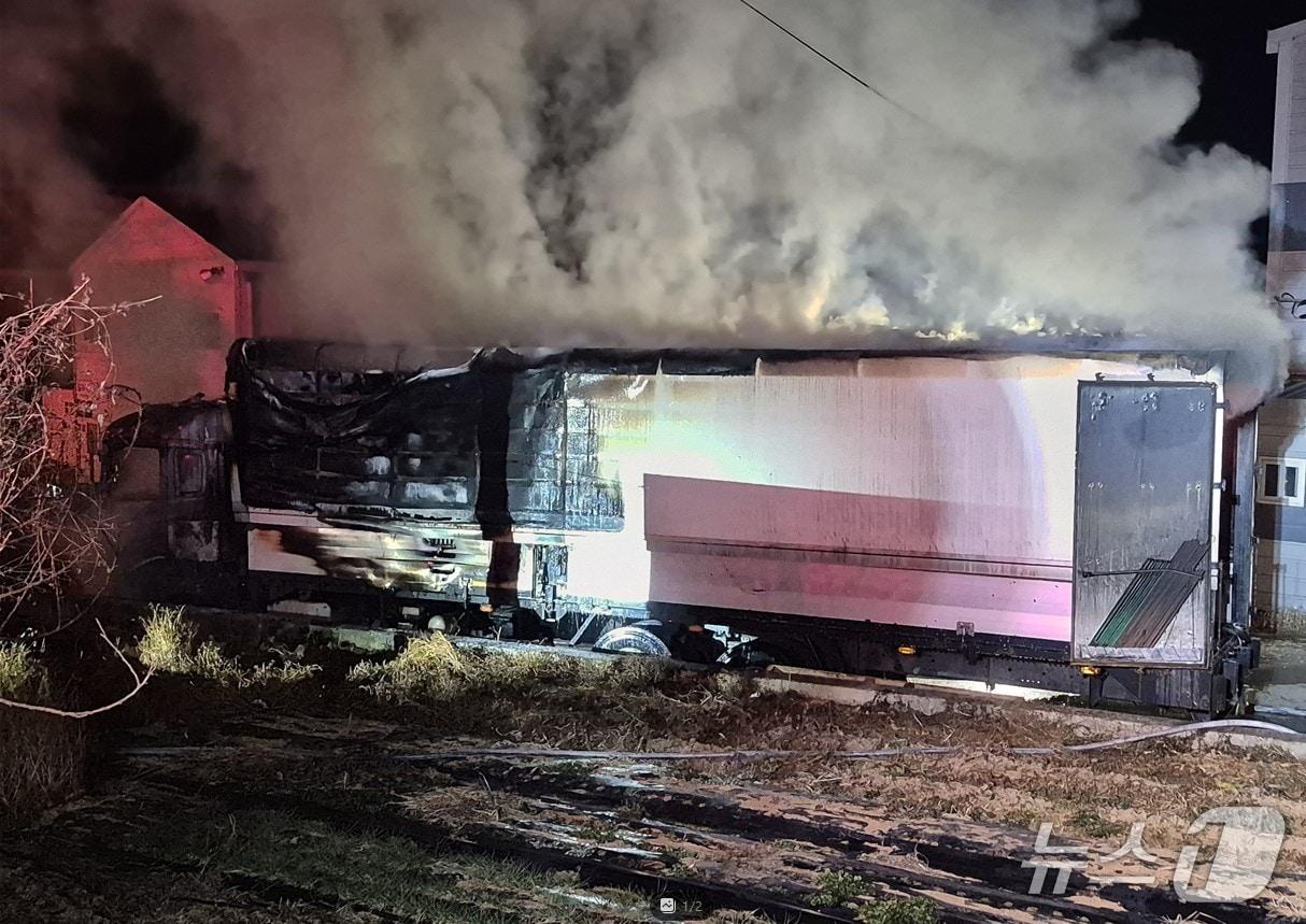 본문 이미지 - 30일 오전 0시 28분쯤 경북 칠곡군 지천면 신리의 한 골목길에 주차된 화물차에서 불이나 불길과 함께 연기가 피어오르고 있다.(경북소방본부 제공. 재판매 및 DB 금지)2025.12.30/뉴스1