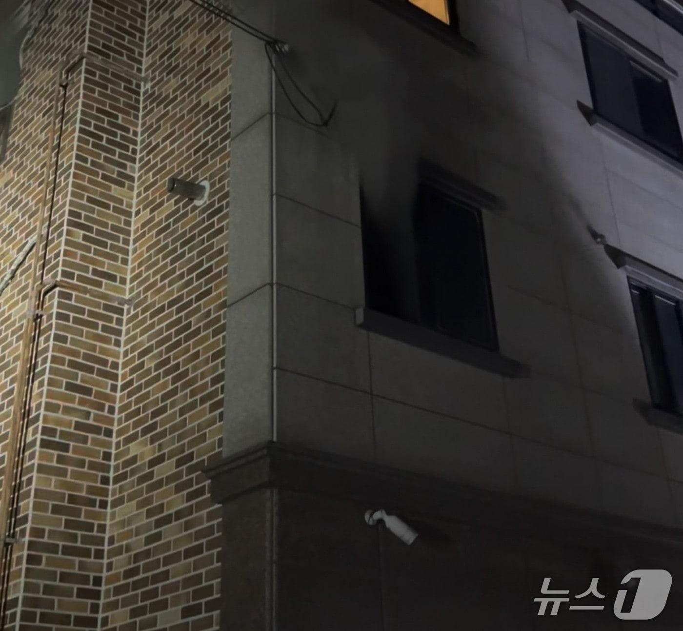 본문 이미지 - 30일 오전 5시18분쯤 대구 달성군 화원읍의 한 다가구주택에서 불이 나 주민 2명이 병원으로 이송됐다.(대구소방안전본부 제공. 재판매 및 DB금지)