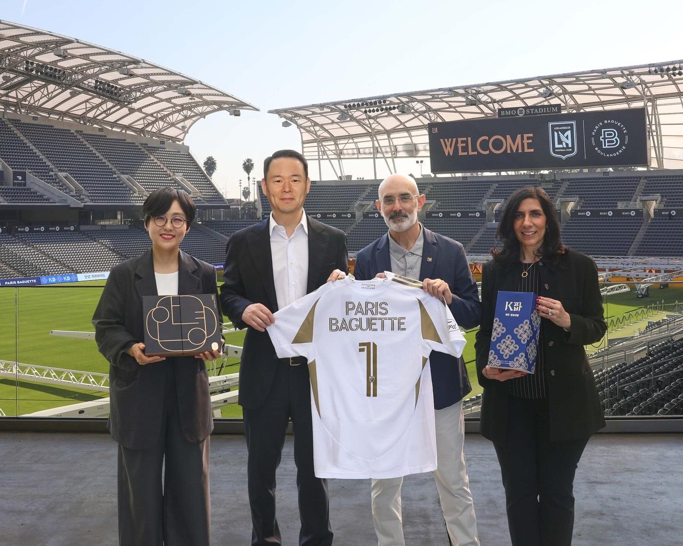 본문 이미지 -  미국 캘리포니아주 로스앤젤레스FC(LAFC) 홈구장 BMO 스타디움에서 파리바게뜨가 LAFC와 공식 파트너십을 체결하고 기념 사진을 촬영하고 있다. (왼쪽부터)김연정 파리바게뜨 마케팅본부장 상무, 허진수 파리바게뜨 부회장,  래리 프리드먼 LAFC 공동회장, 캐시 샤브네(Cathy Chavenet) 파리바게뜨 미주사업부 CMO.(파리바게뜨 제공)