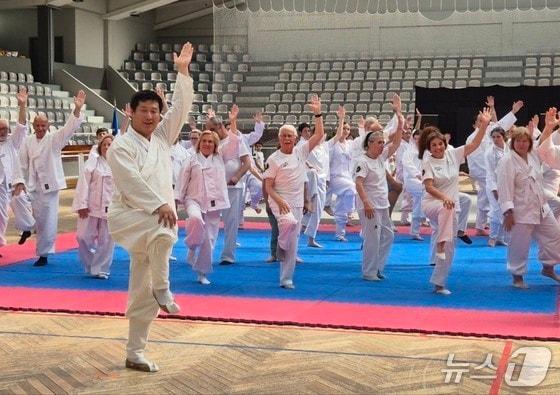 본문 이미지 - 외국인을 대상으로 한 택견 수업. (자료사진)/뉴스1