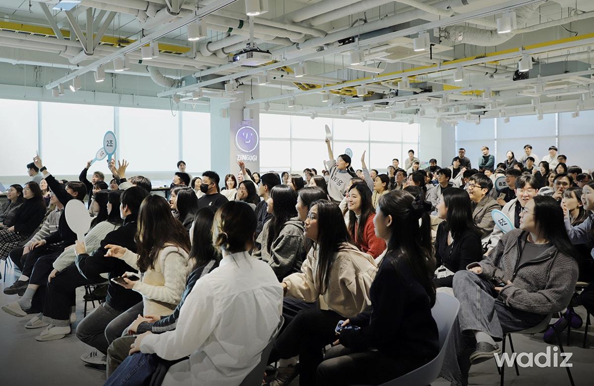 본문 이미지 - 와디즈 임직원이 경기 성남시의 와디즈 판교 본사에서 ‘와이(WAi) 챔피언십’ 결선에 참여하고 있다.(와디즈 제공)