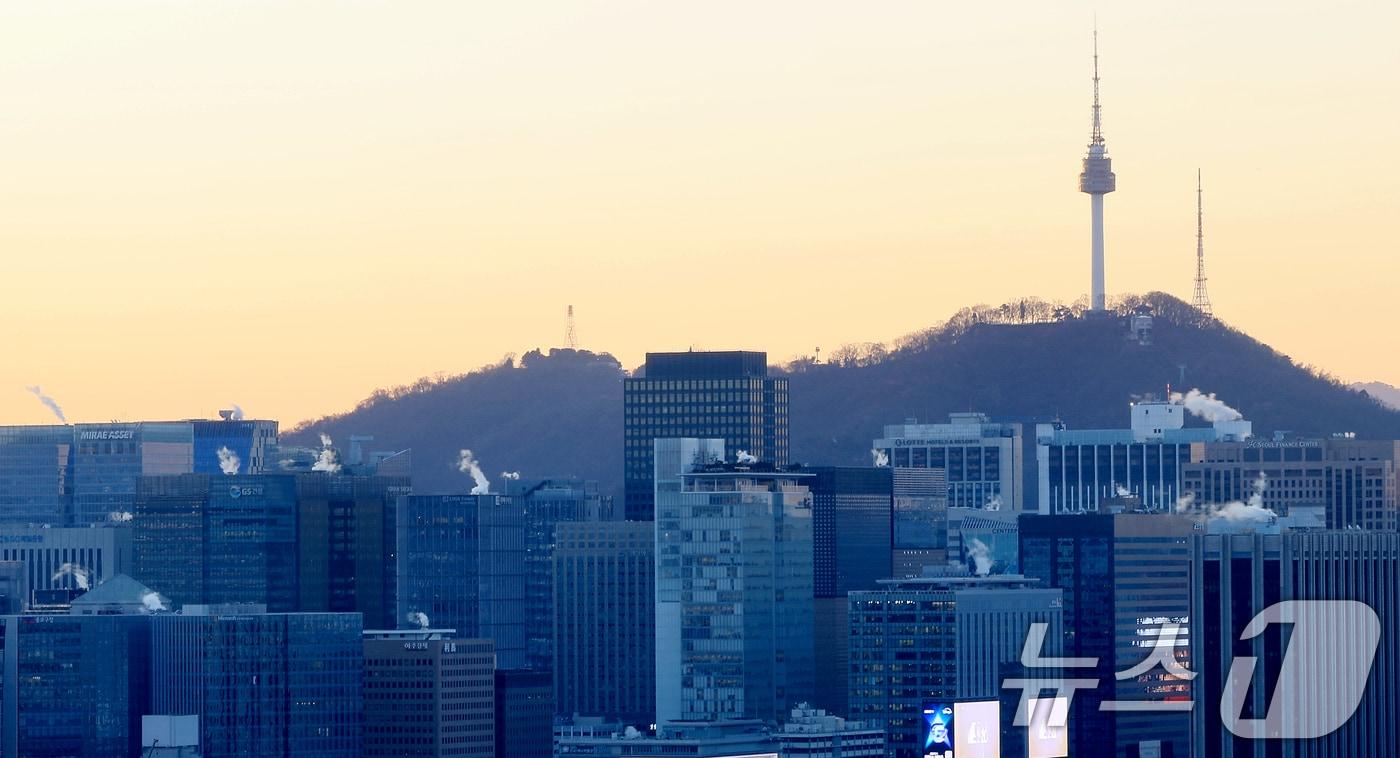 북서쪽에서 찬 공기가 남하하면서 아침 기온이 전국적으로 영하권으로 떨어진 30일 서울 도심 빌딩들이 난방을 가동하며 발생한 수증기가 피어오르고 있다. 2025.12.30/뉴스1 ⓒ News1 이호윤 기자
