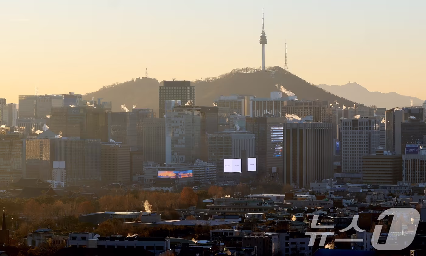 북서쪽에서 찬 공기가 남하하면서 아침 기온이 전국적으로 영하권으로 떨어진 30일 서울 도심 빌딩들이 난방을 가동하며 발생한 수증기가 피어오르고 있다. 2025.12.30/뉴스1 ⓒ News1 이호윤 기자