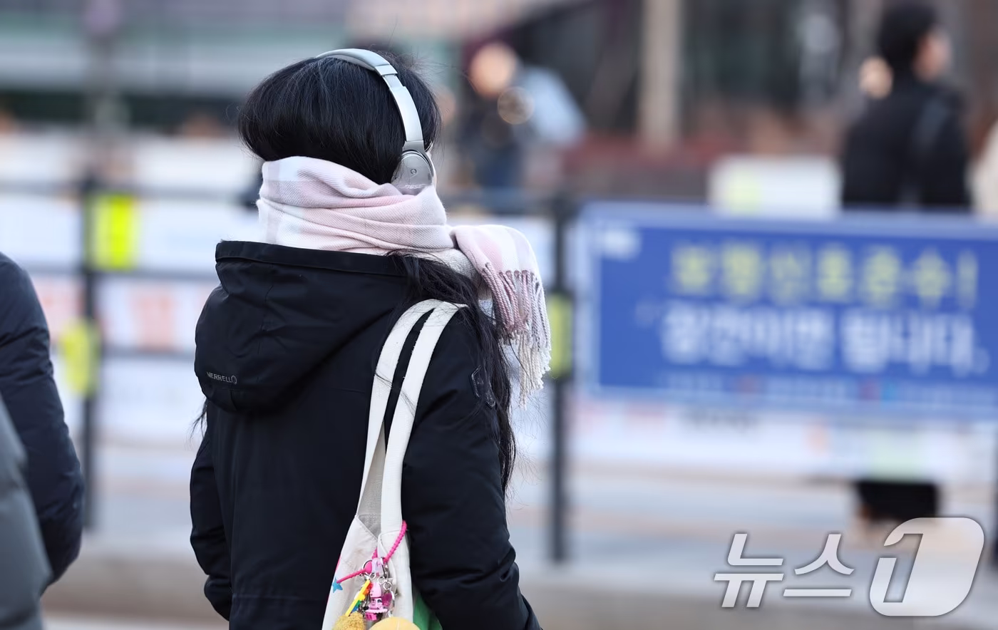 서울 광화문네거리에서 추위에 움츠린 시민이 출근길 발걸음을 옮기고 있다. 2025.12.30/뉴스1 ⓒ News1 구윤성 기자