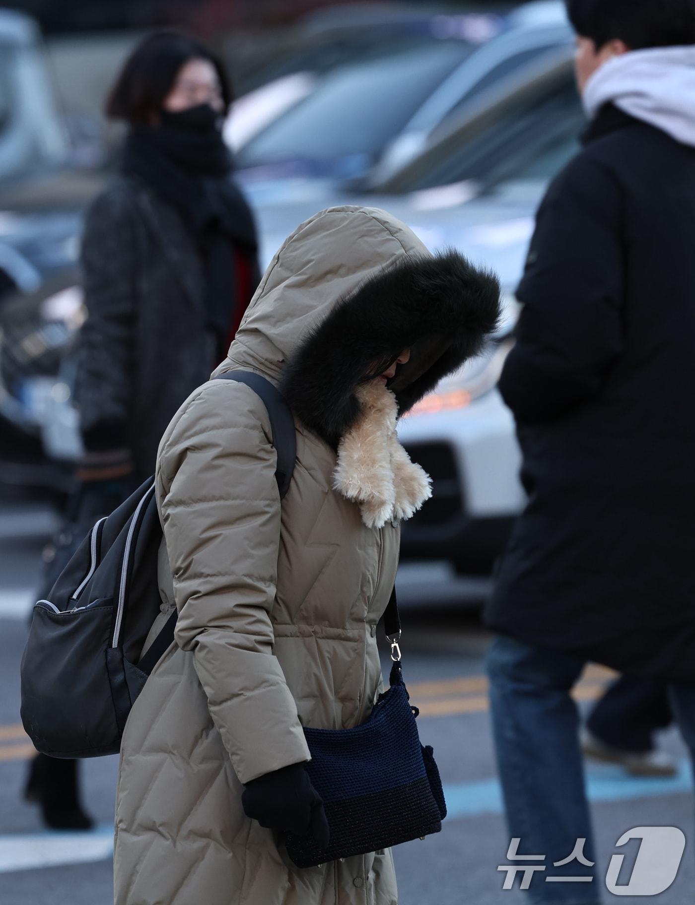 본문 이미지 - 수도권 최저기온이 영하권을 보인 30일 오후 서울 광화문네거리에서 추위에 움츠린 시민들이 출근길 발걸음을 옮기고 있다. 2025.12.30/뉴스1 ⓒ News1 구윤성 기자
