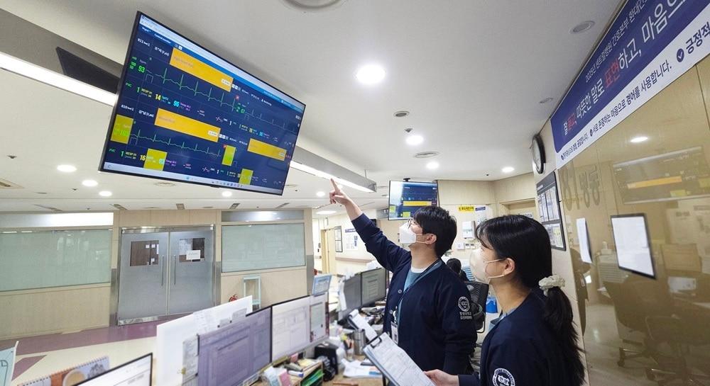 본문 이미지 - 센트럴병원 의료진이 인공지능(AI) 모니터링 시스템을 활용해 입원환자 상태를 실시간으로 확인하고 있다. (대웅 제공) 