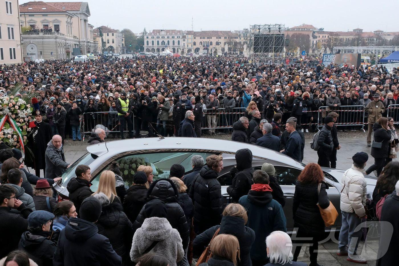 2023년 12월 5일 전 남자친구에게 살해당한 대학생 줄리아 체케틴의 장례식 인파. 파도바 교구 홍보실이 촬영·배포한 이 사진은 관을 실은 영구차가 장례식장에서 이동하는 모습을 담고 있다. 이 사건은 이탈리아에서 발생한 가장 충격적인 여성 살해(femicide) 사례 중 하나로 꼽힌다. 2023.12.05.ⓒ AFP=뉴스1