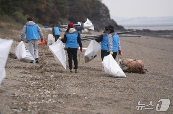 본문 이미지 - 인천 섬 지역상생 캠프 해양 정화 활동 장면 (인천관광공사 제공.재판매 및 DB금지)
