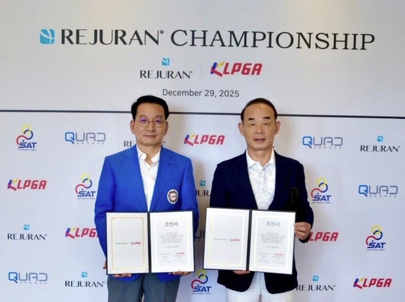 본문 이미지 - 김상열 KLPGA 회장(왼쪽)과 정상수 파마리서치 회장. (KLPGA 제공)