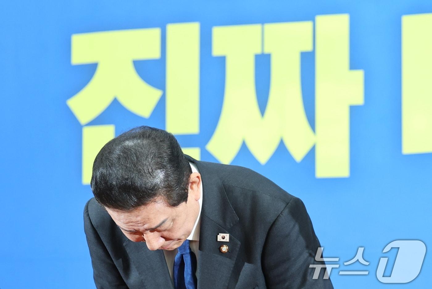 김병기 더불어민주당 의원이 지난달 30일 서울 여의도 국회에서 열린 원내대책회의에서 최근 불거진 의혹과 관련해 원내대표사퇴 입장을 밝히기 전 고개숙여 인사를 하고 있다. 2025.12.30/뉴스1 2025.12.30/뉴스1 ⓒ News1 이승배 기자