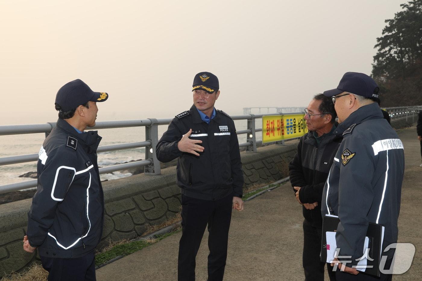 보령해경이 서천군 마량진항 일대 현장 안전관리 점검 모습.(보령해경 제공. 재판매 및 DB금지)/뉴스1