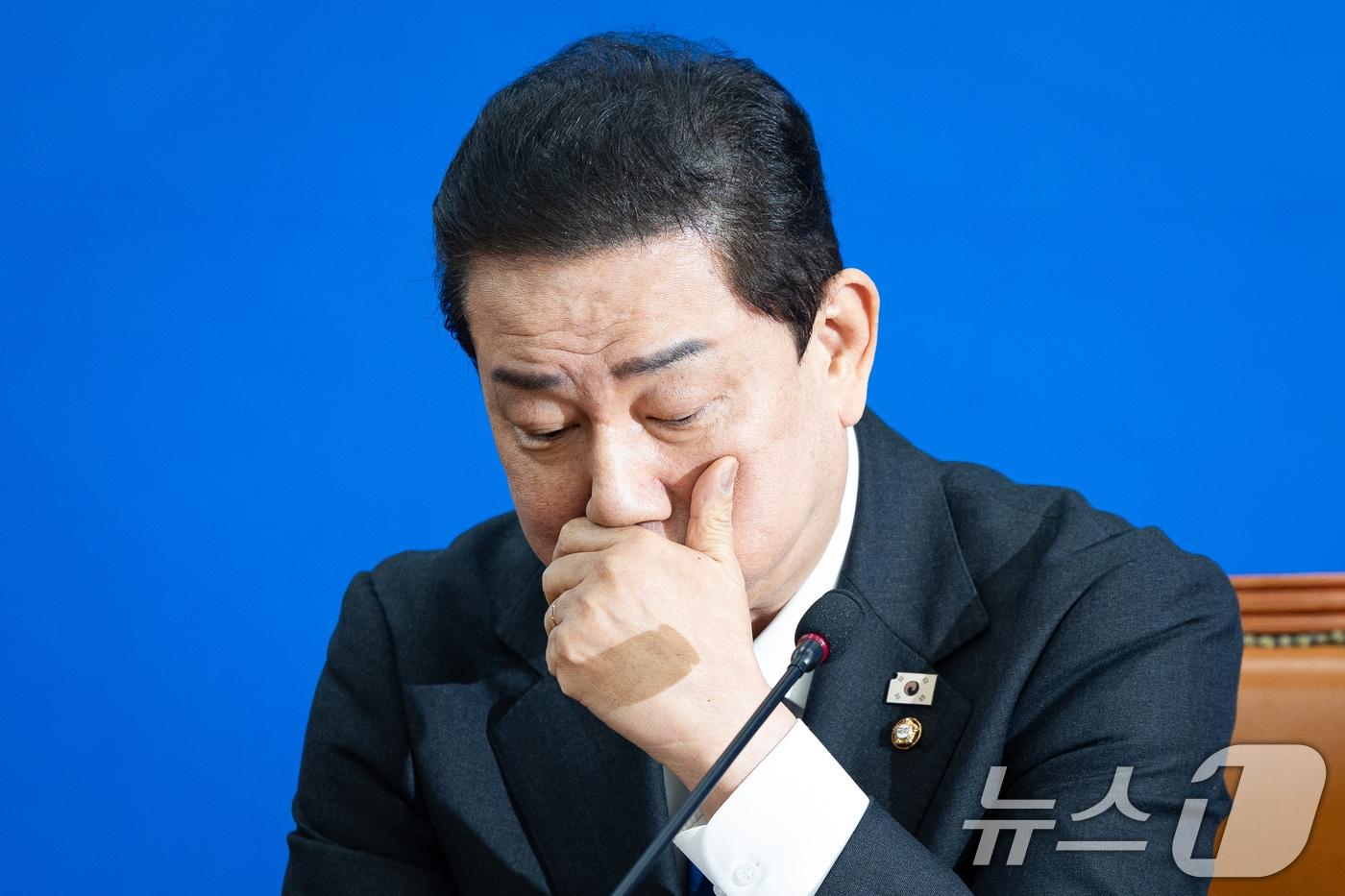 김병기 더불어민주당 원내대표가 30일 서울 여의도 국회에서 열린 원내대책회의에서 원내대표직 사퇴를 밝히기 전 기침하고 있다. 2025.12.30/뉴스1 ⓒ News1 유승관 기자